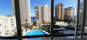Apartamento mediterraneo, muy centrico, en Plaza Triangular, soleado, con jardines y piscina y la playa enfrente andando, con parking exterior comunitario